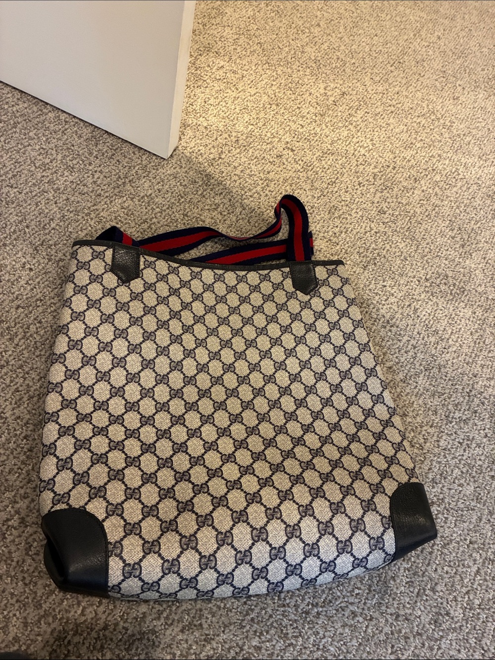 Excellent condition! Gucci tote navy/tan with navy/red straps - Picture 7 of 10